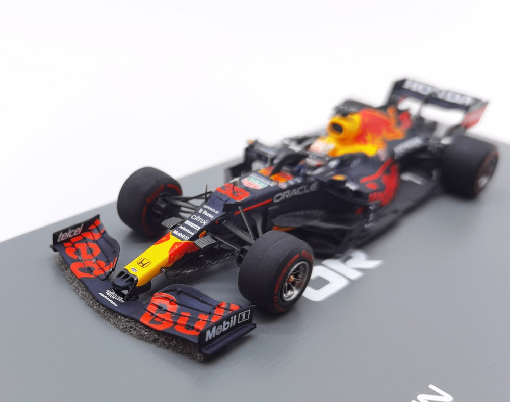 Spark 1:43 (2021) Red Bull Racing RB16B Max Verstappen World Champion Abu Dhabi GP with Pit Board and Stand