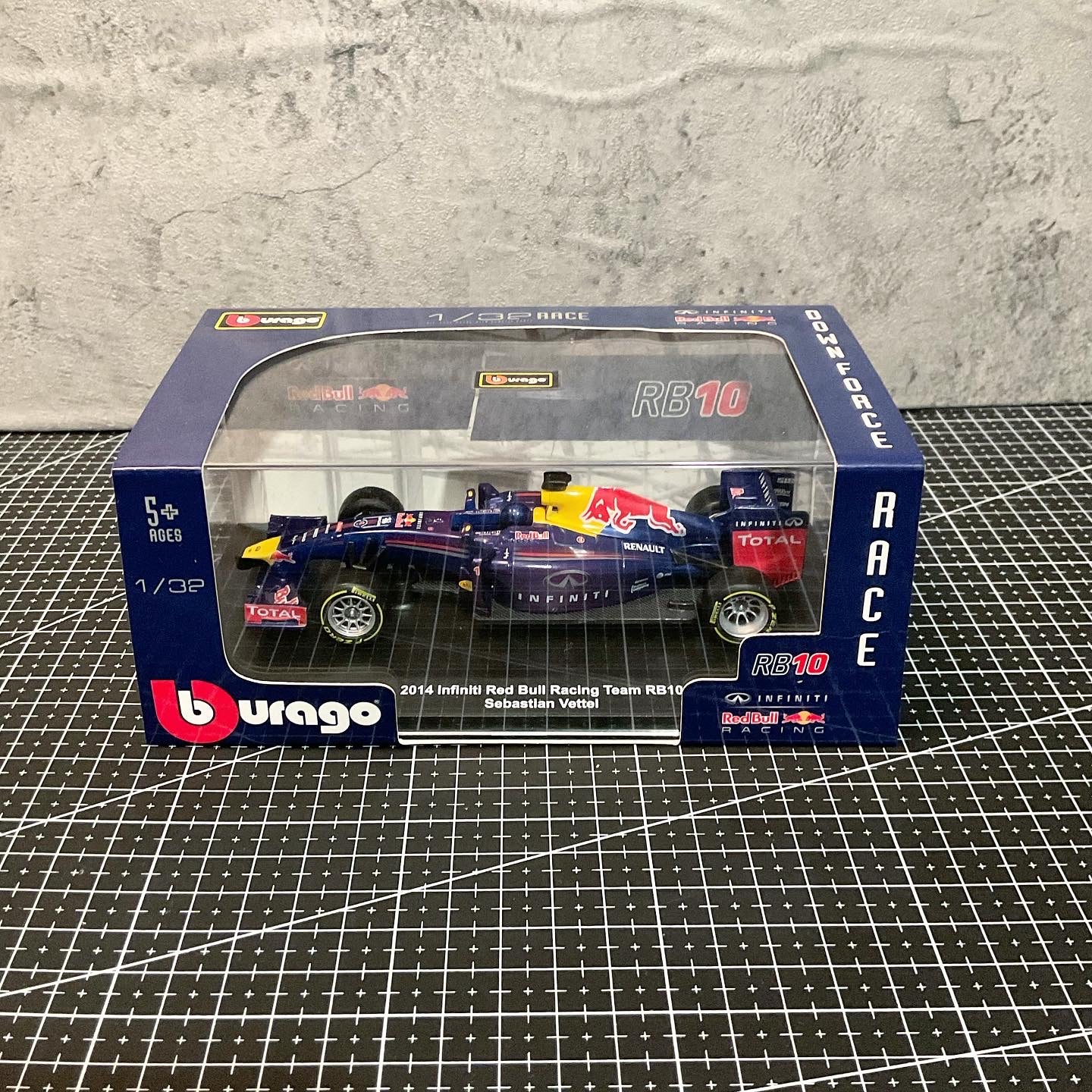 Red Bull Racing - RB10 (2014) 1:32 with Driver's Helmet | Showcase