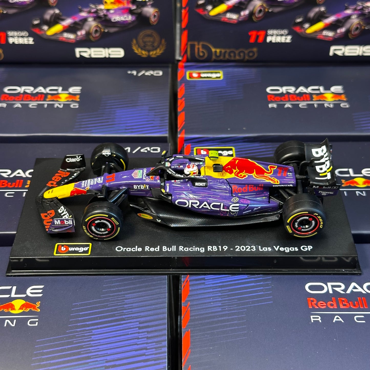 [IN STOCK] Bburago Red Bull Racing (2023) RB19 Las Vegas GP with Driver's Helmet & Showcase 1:43