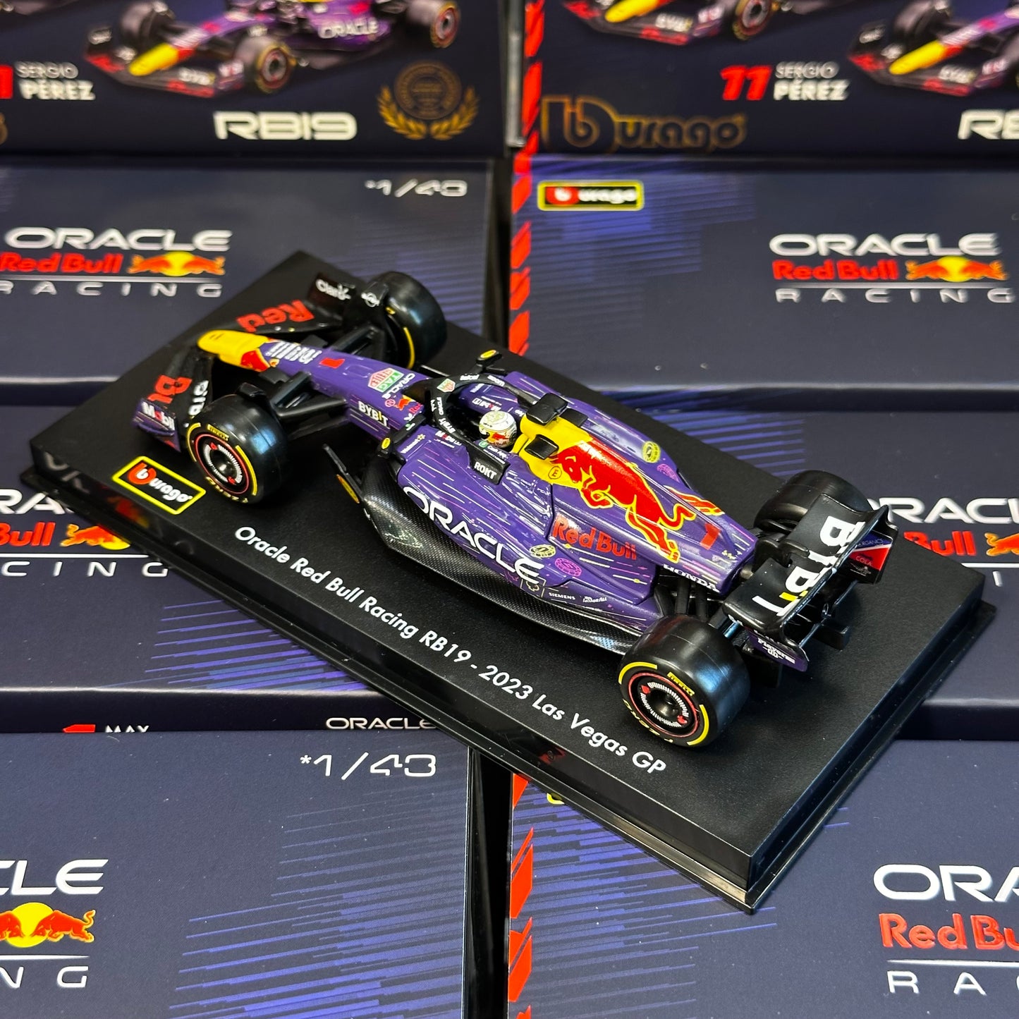 [IN STOCK] Bburago Red Bull Racing (2023) RB19 Las Vegas GP with Driver's Helmet & Showcase 1:43