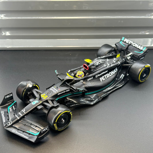 Bburago 1:24 Mercedes-AMG Petronas 2023 W14 with Driver's Helmet & Showcase