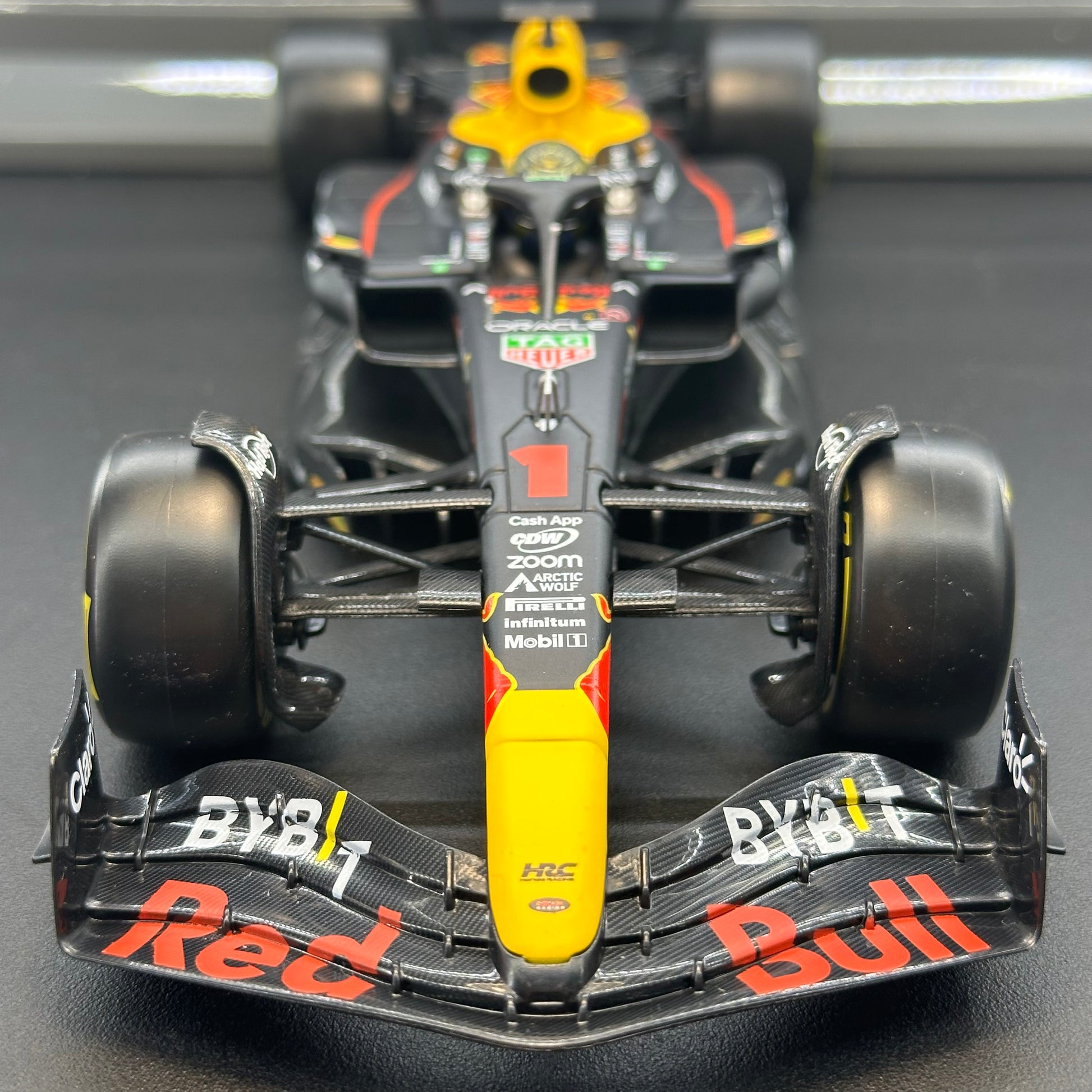 Bburago 1:24 Red Bull Racing 2023 RB19 with Driver's Helmet & Showcase ...