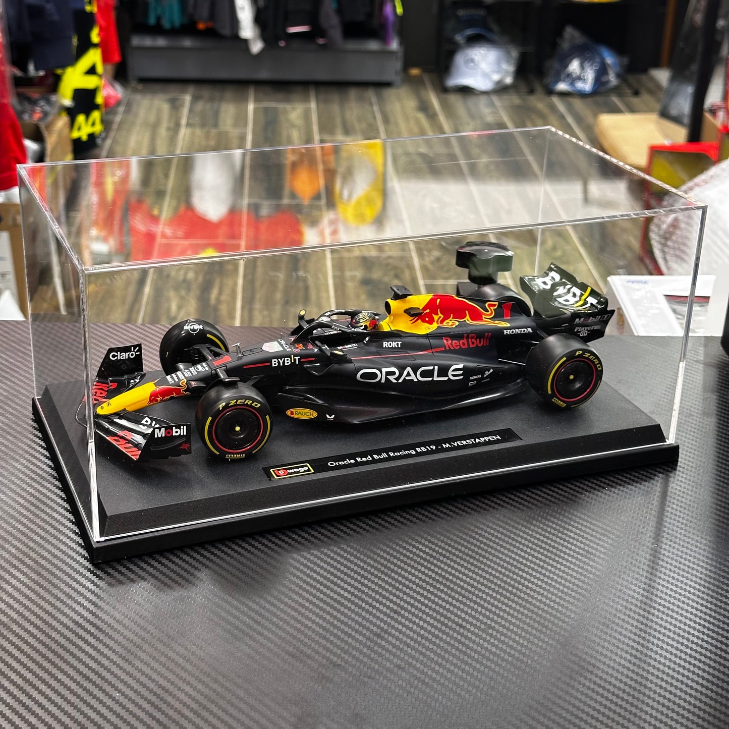 Bburago 1:18 Red Bull Racing 2023 RB19 Max Verstappen Champion Version