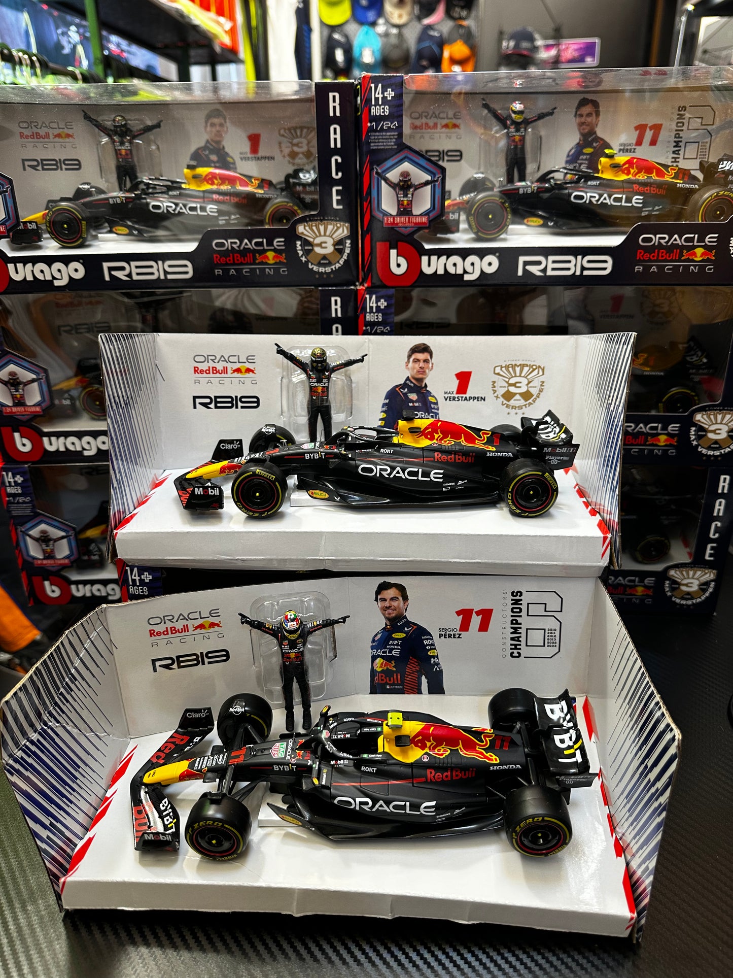 [In Stock] Bburago 1:24 Red Bull Racing 2023 RB19 with Celebrating Driver