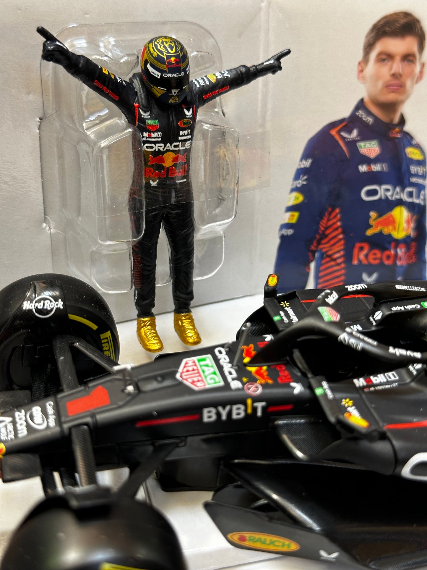 [In Stock] Bburago 1:24 Red Bull Racing 2023 RB19 with Celebrating Driver