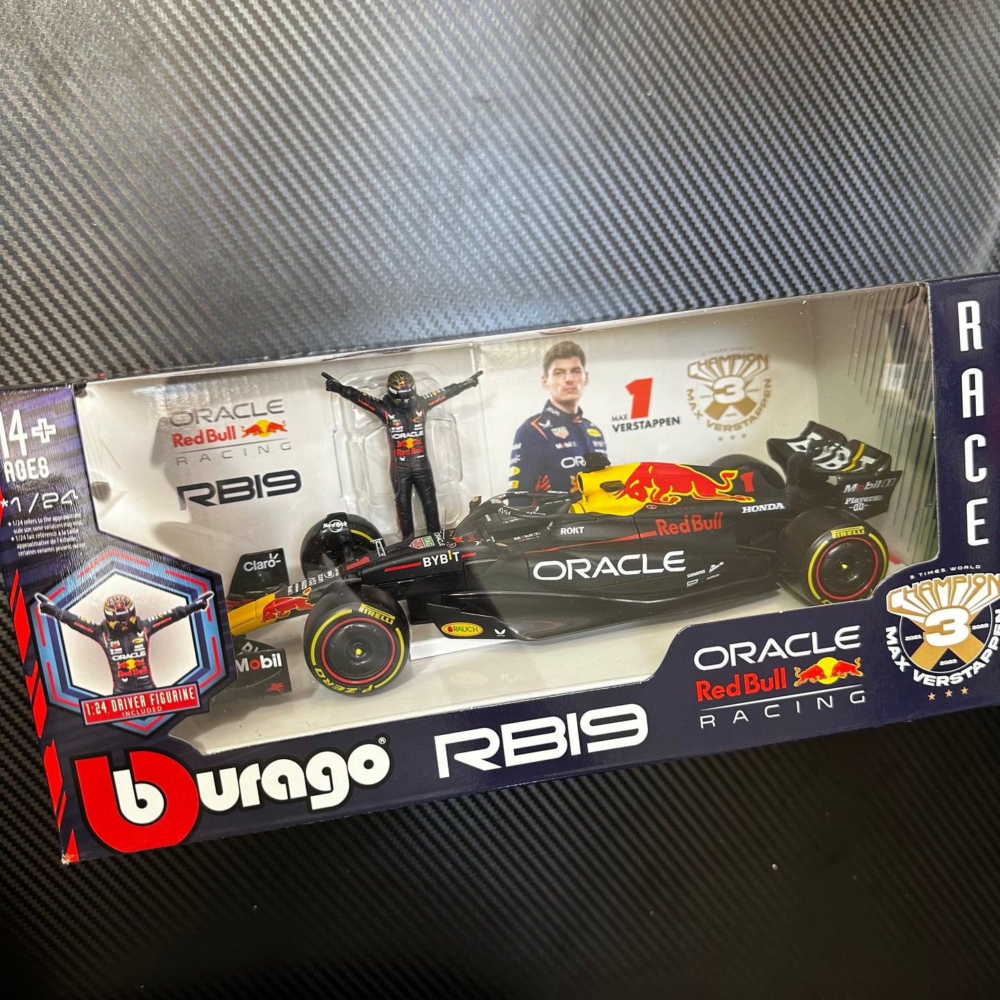 [In Stock] Bburago 1:24 Red Bull Racing 2023 RB19 with Celebrating Driver