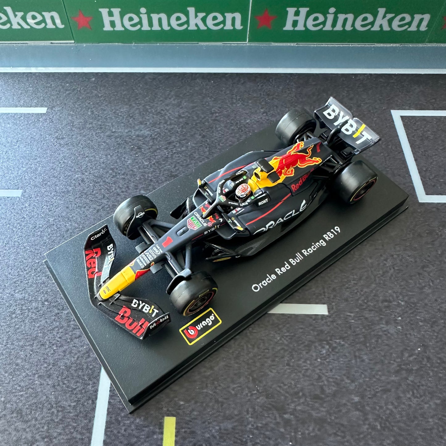 Bburago Oracle Red Bull Racing RB19 (2023) with Driver's Helmet & Showcase 1:43