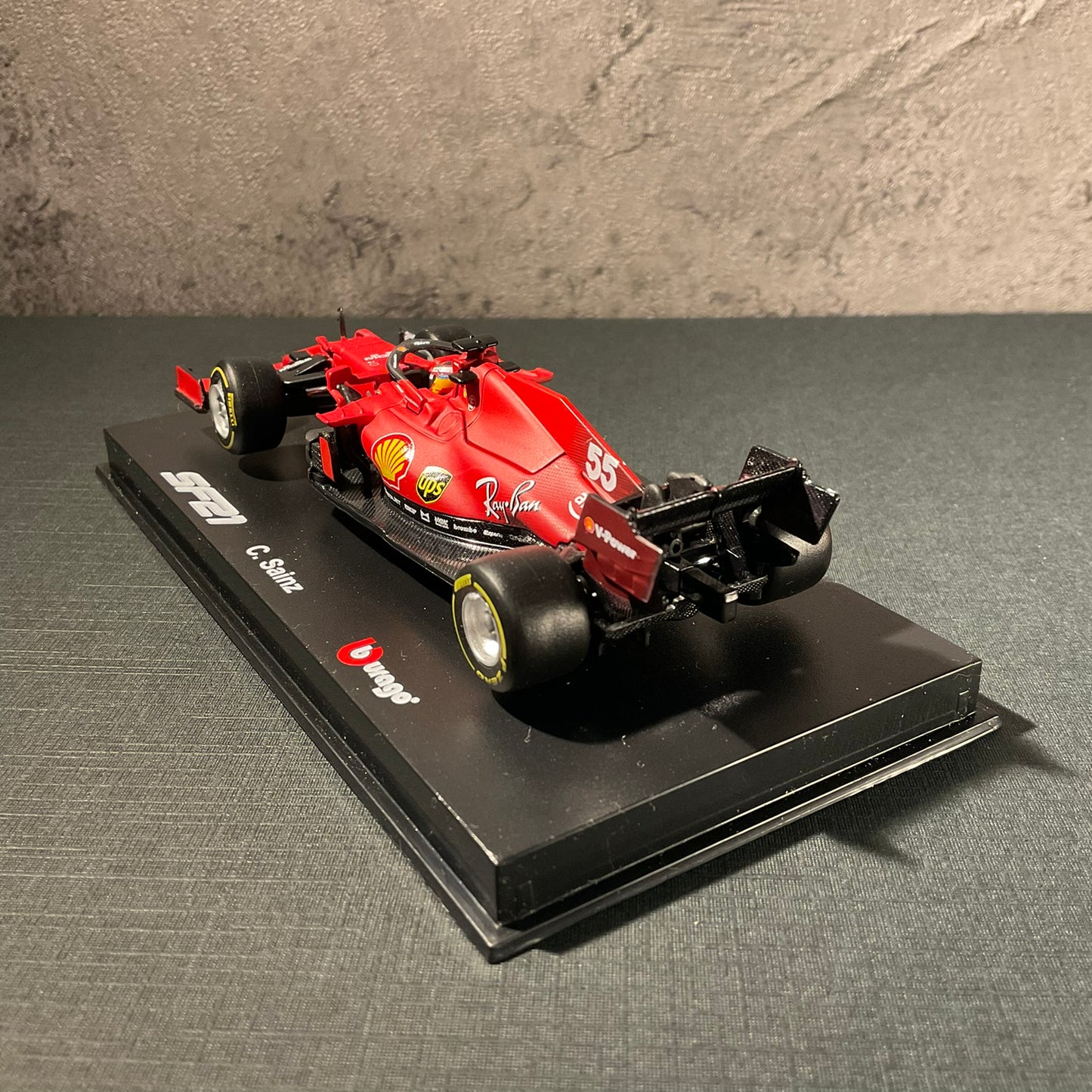 Scuderia Ferrari - SF21(2021) 1:43 with Driver's Helmet | Showcase 
