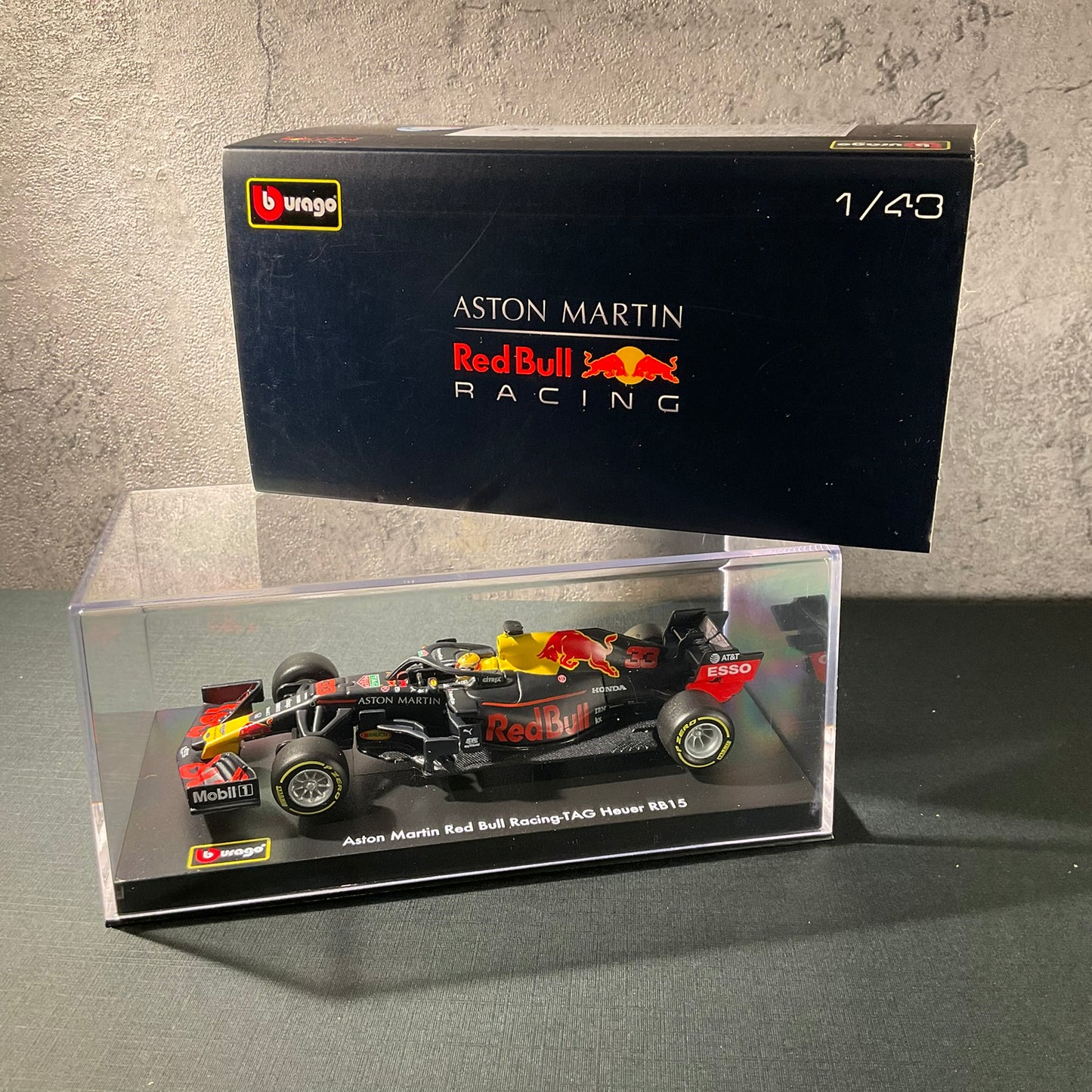 Red Bull Racing - RB15 (2019) 1:43 with Driver's Helmet | Showcase