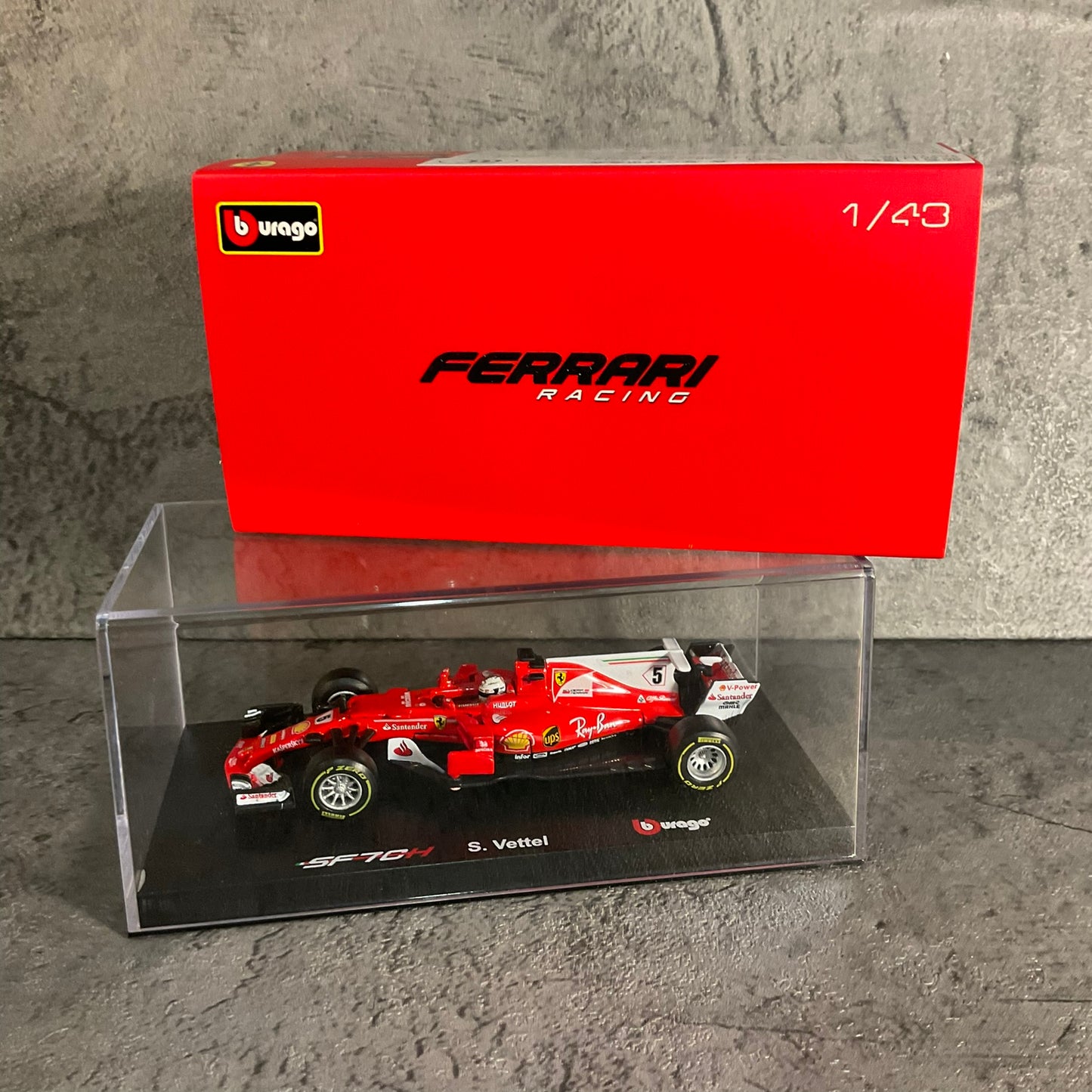 Scuderia Ferrari - SF70H (2017) 1:43 with Driver's Helmet | Showcase