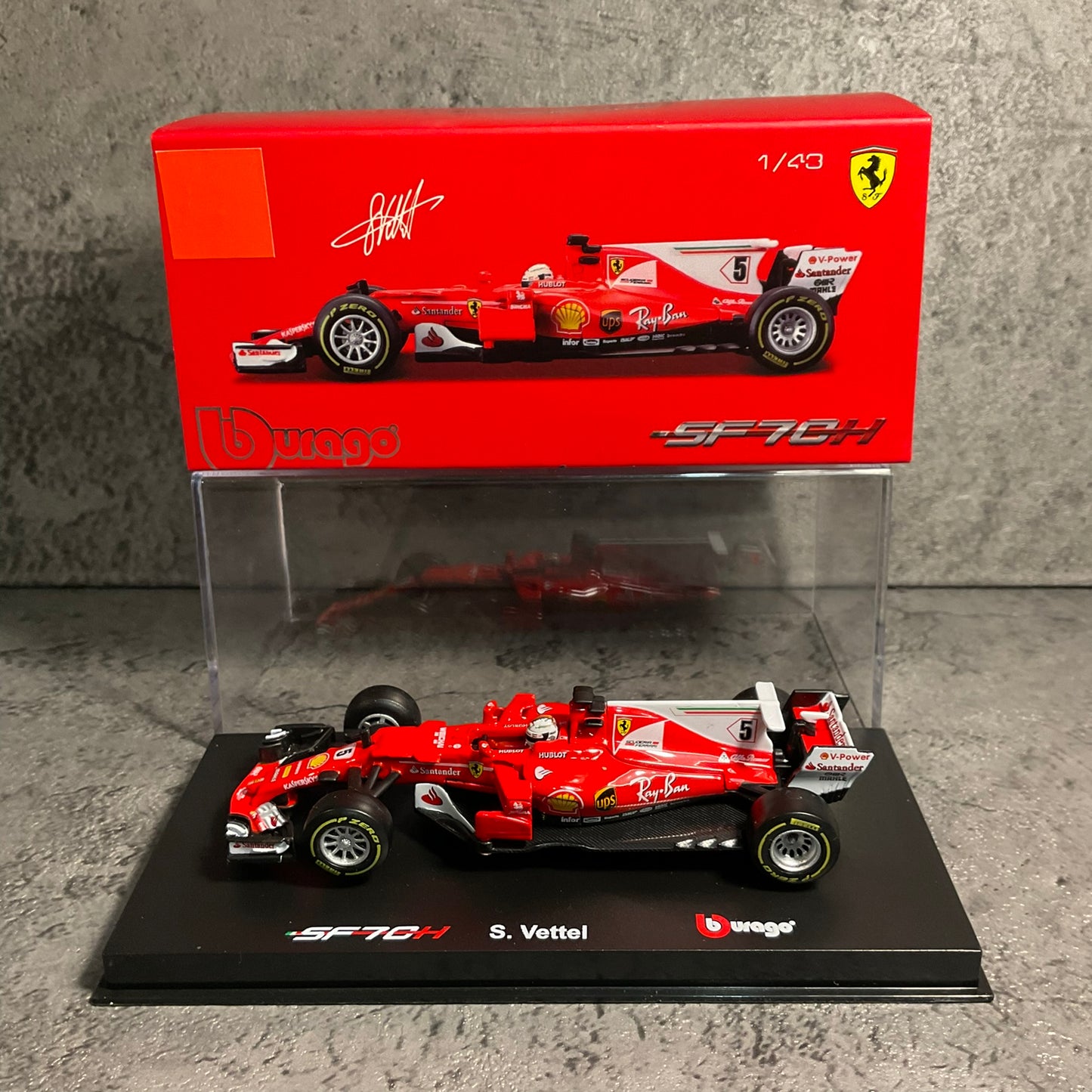 Scuderia Ferrari - SF70H (2017) 1:43 with Driver’s Helmet | Showcase