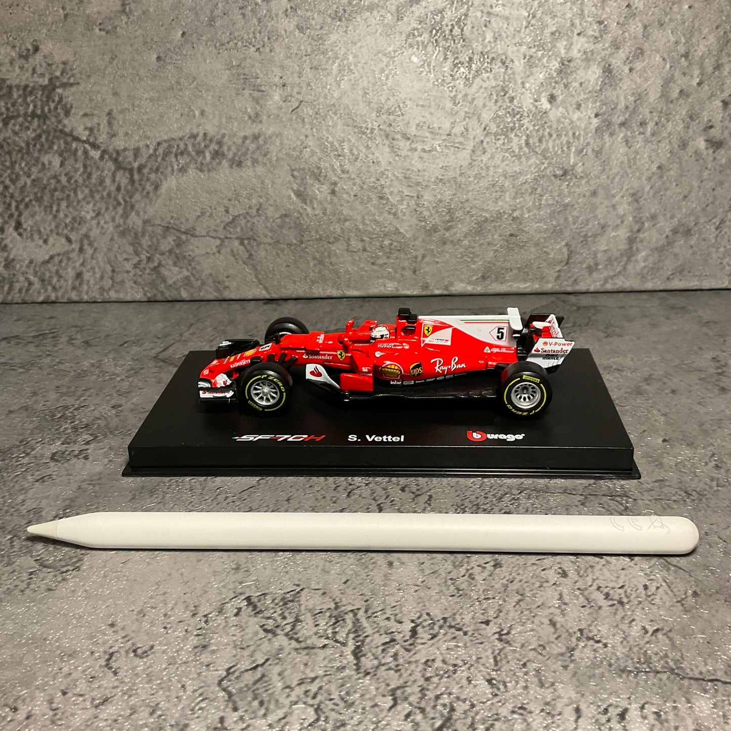 Scuderia Ferrari - SF70H (2017) 1:43 with Driver’s Helmet | Showcase