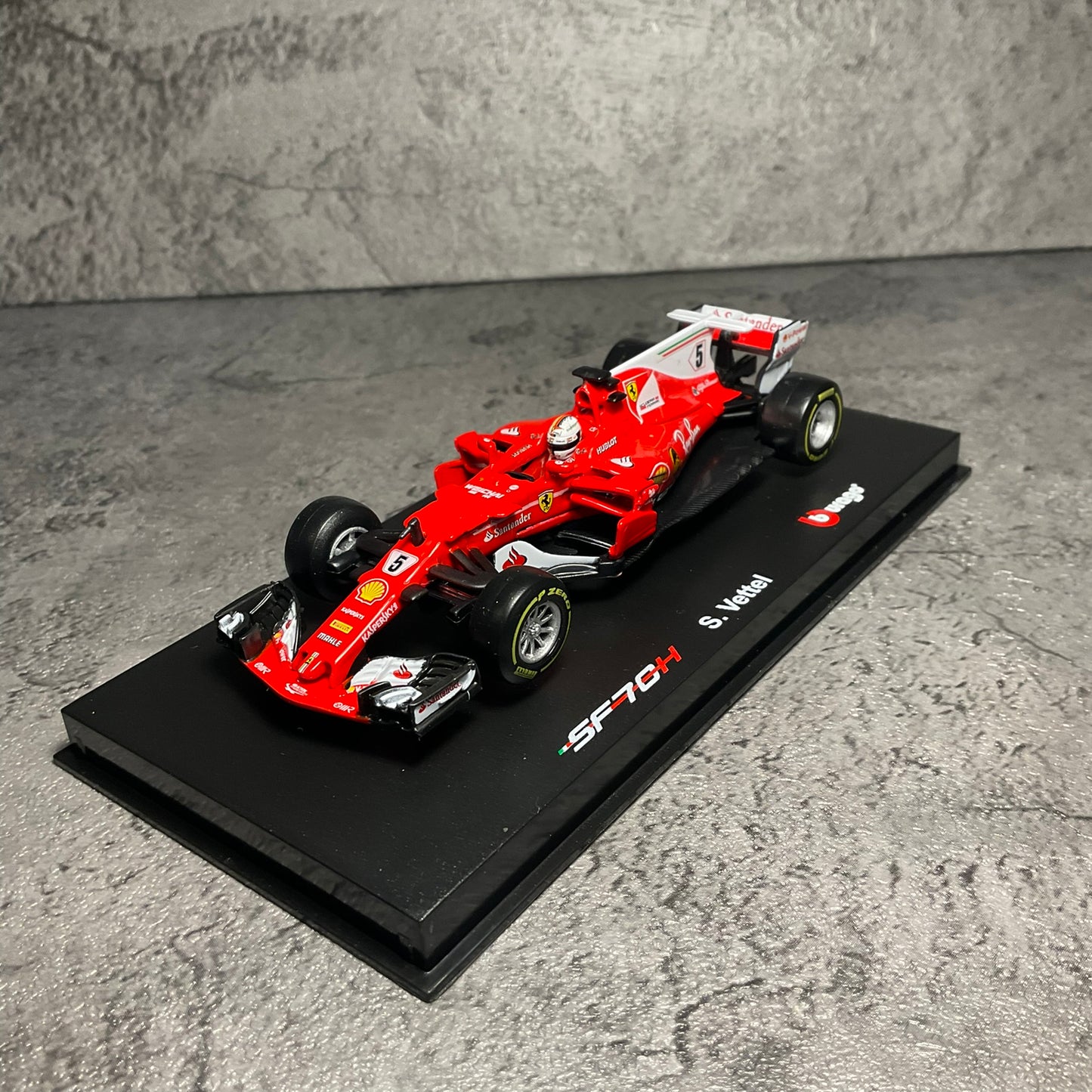 Scuderia Ferrari - SF70H (2017) 1:43 with Driver's Helmet | Showcase