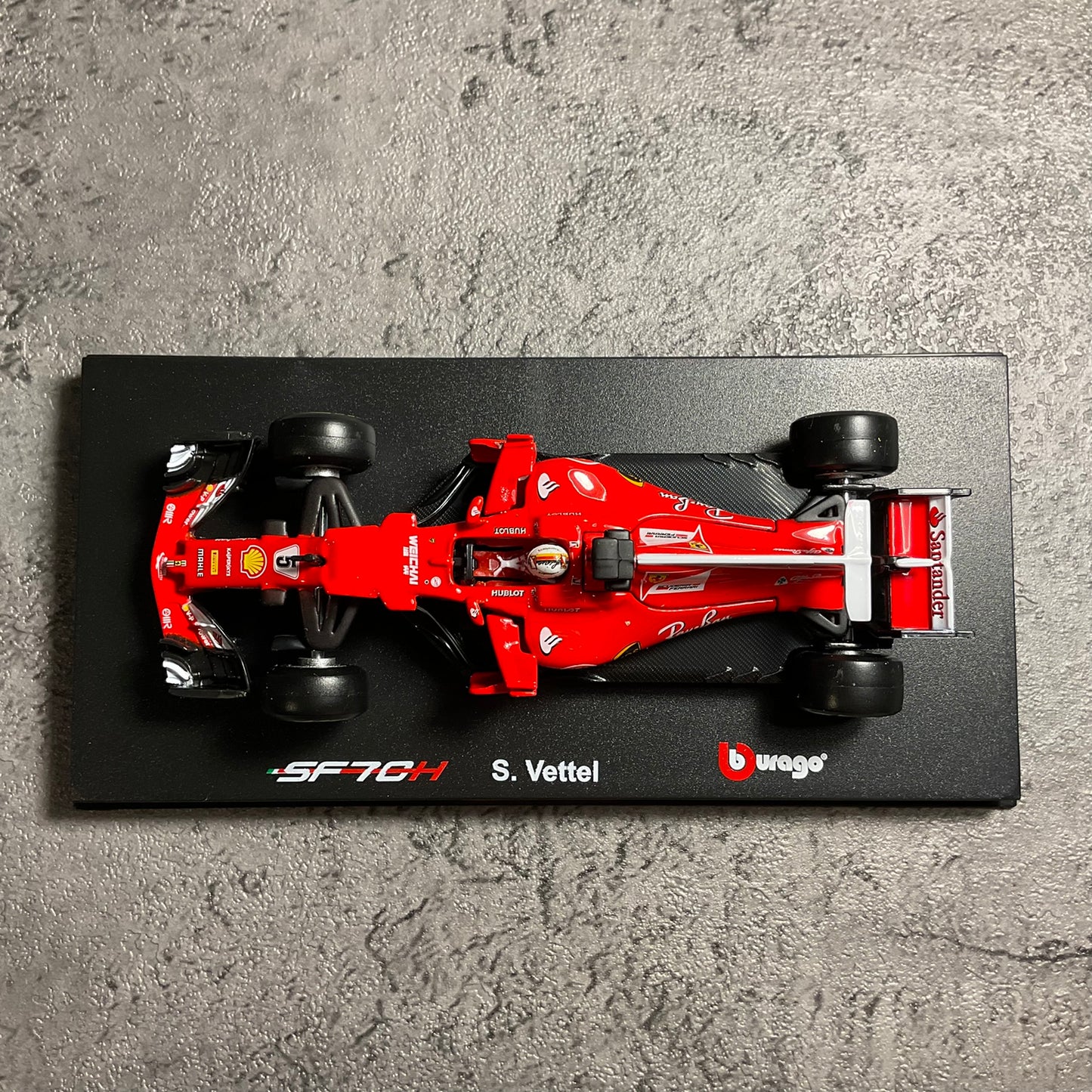 Scuderia Ferrari - SF70H (2017) 1:43 with Driver's Helmet | Showcase