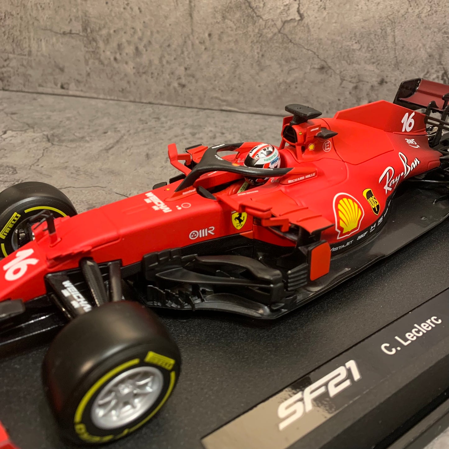 Scuderia Ferrari - SF21 (2021) 1:18 with Driver's Helmet | Paper Box | ADDITIONAL SHOWCASE