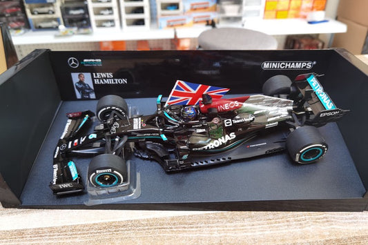 [PRE-ORDER] Minichamps 1/18 F1 (2021) Mercedes-AMG W12 Lewis Hamilton British Grand Prix with Flag
