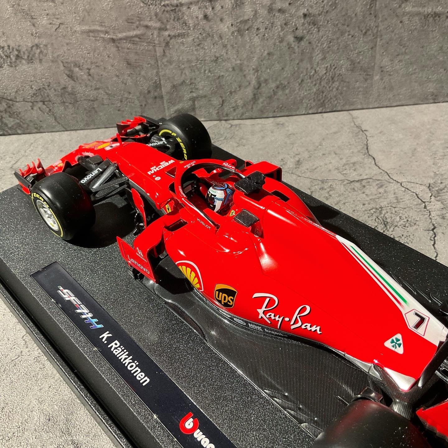 Scuderia Ferrari - SF-71H (2018) 1:18 with Driver's Helmet｜Paper Box | ADDITIONAL SHOWCASE 