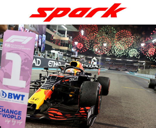 Spark 1:43 (2021) Red Bull Racing RB16B Max Verstappen World Champion Abu Dhabi GP with Pit Board and Stand