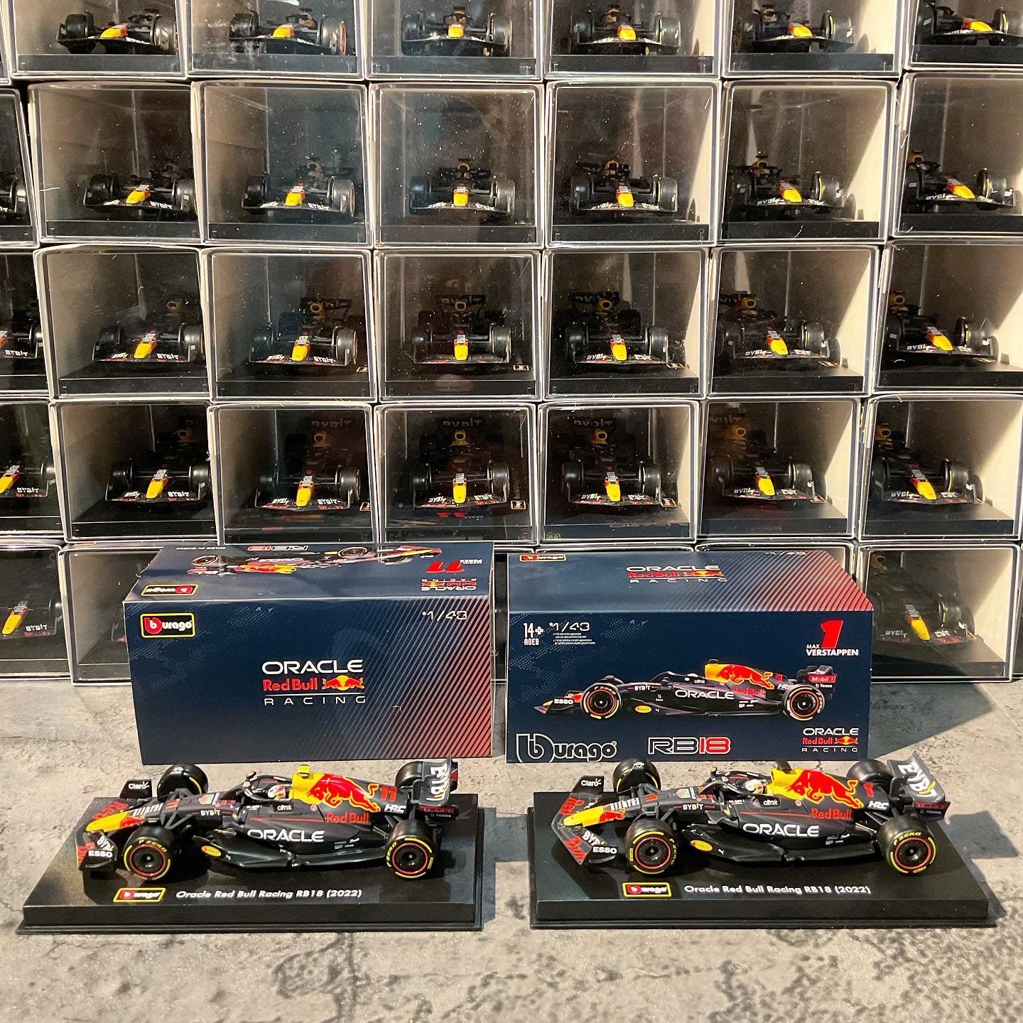 Red Bull Racing - RB18 (2022) 1:43 with Driver’s Helmet & Showcase