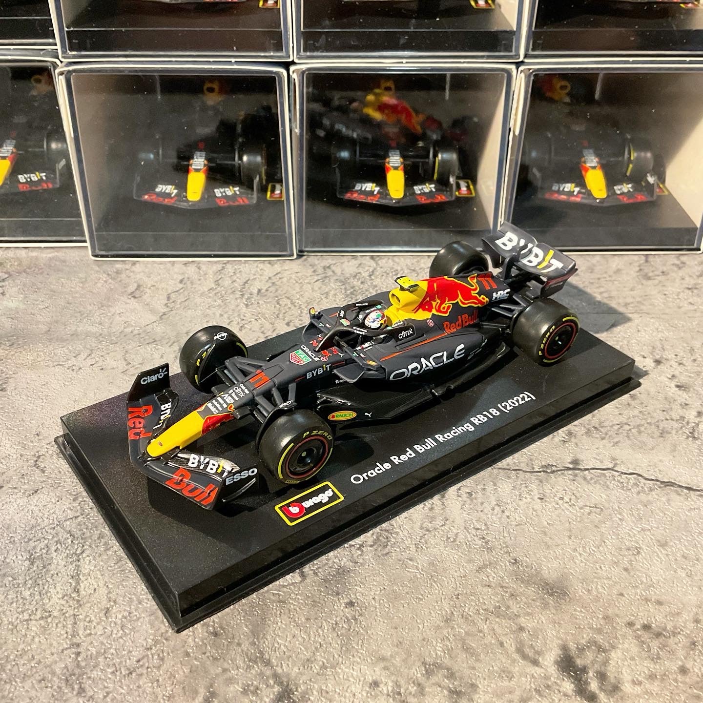 [Spot In Stock] Red Bull Racing - RB18 (2022) 1/43 with Driver's Helmet & Showcase