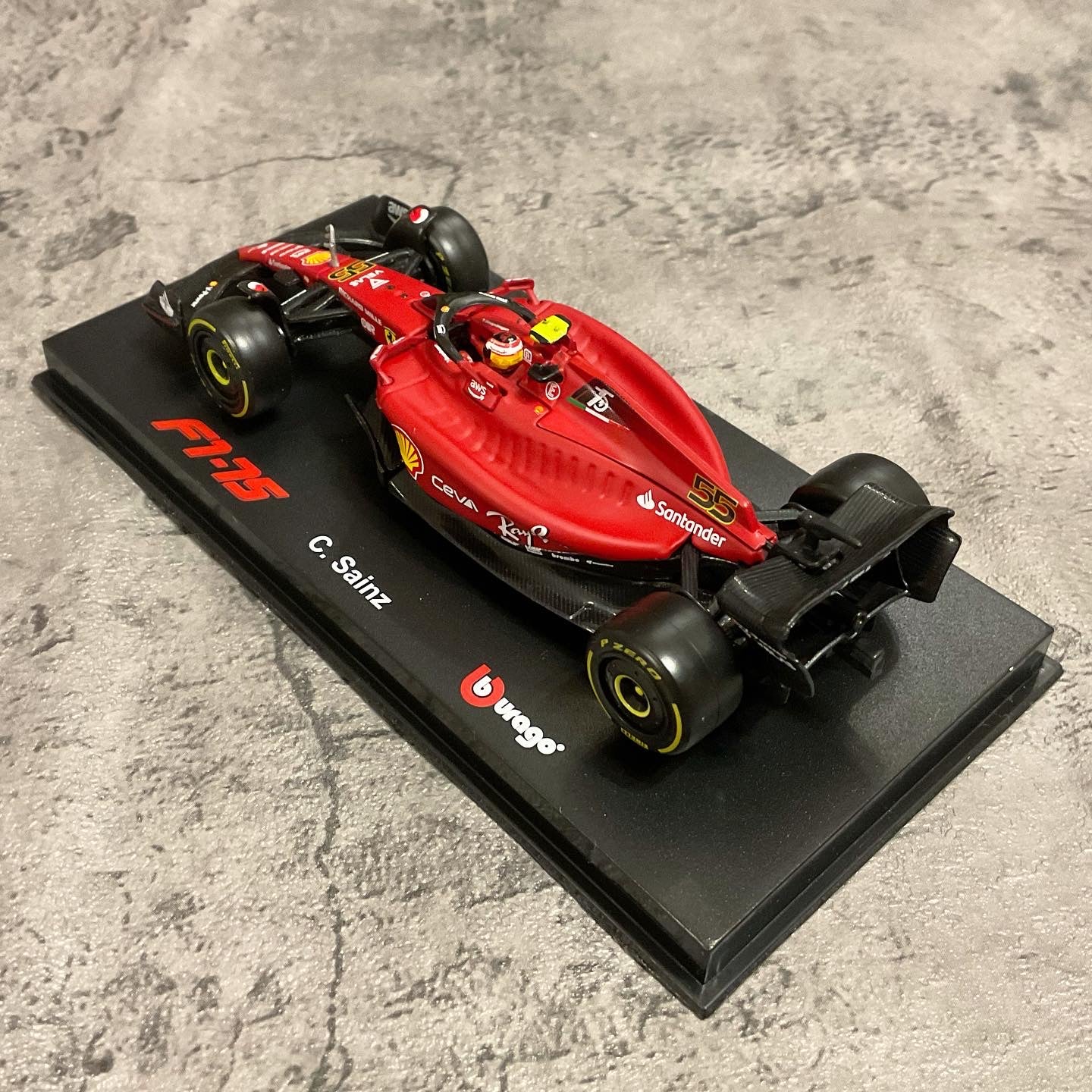 Scuderia Ferrari — F1-75 (2022) 1/43 with Driver's Helmet & Showcase