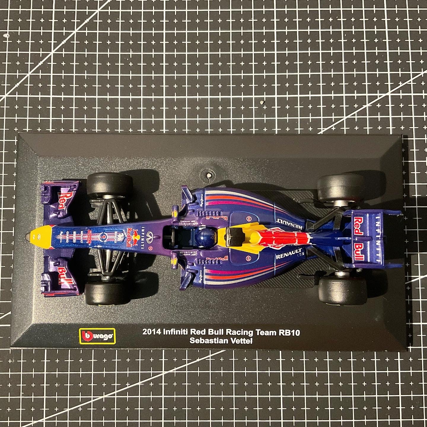 Red Bull Racing - RB10 (2014) 1:32 with Driver's Helmet | Showcase
