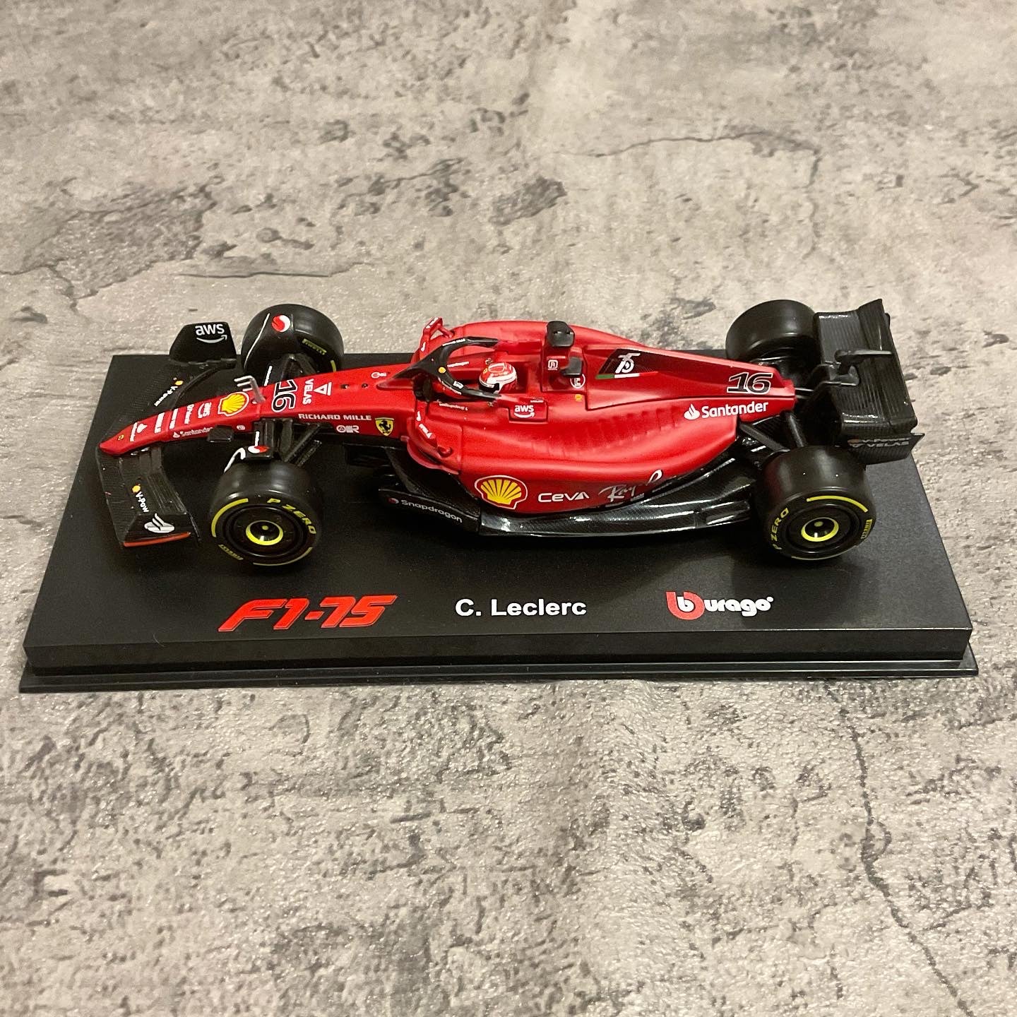 Scuderia Ferrari — F1-75 (2022) 1/43 with Driver's Helmet & Showcase