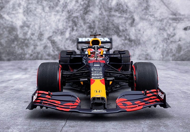 [PRE-ORDER] Minichamps 1/18 F1(2021) Red Bull Racing RB16B Max Verstappen Dutch Grand Prix with Pit Board