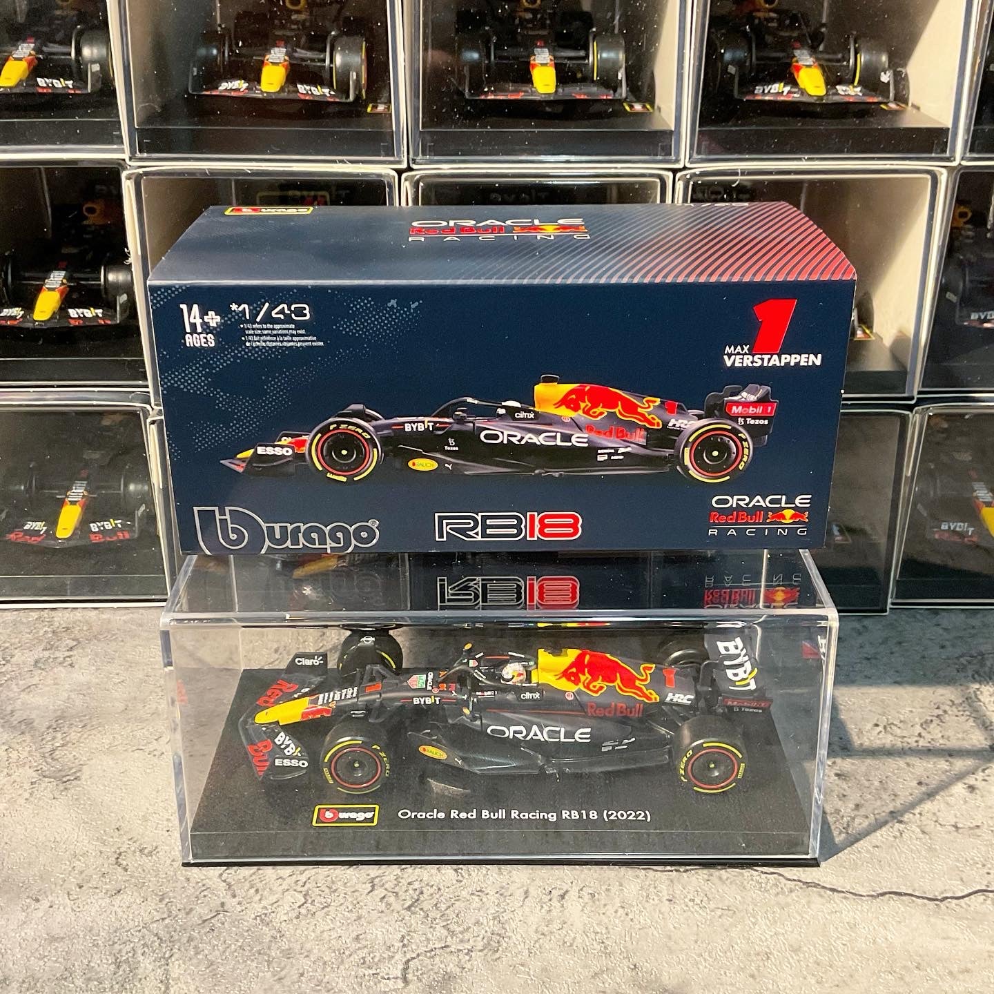 [Spot In Stock] Red Bull Racing - RB18 (2022) 1/43 with Driver's Helmet & Showcase