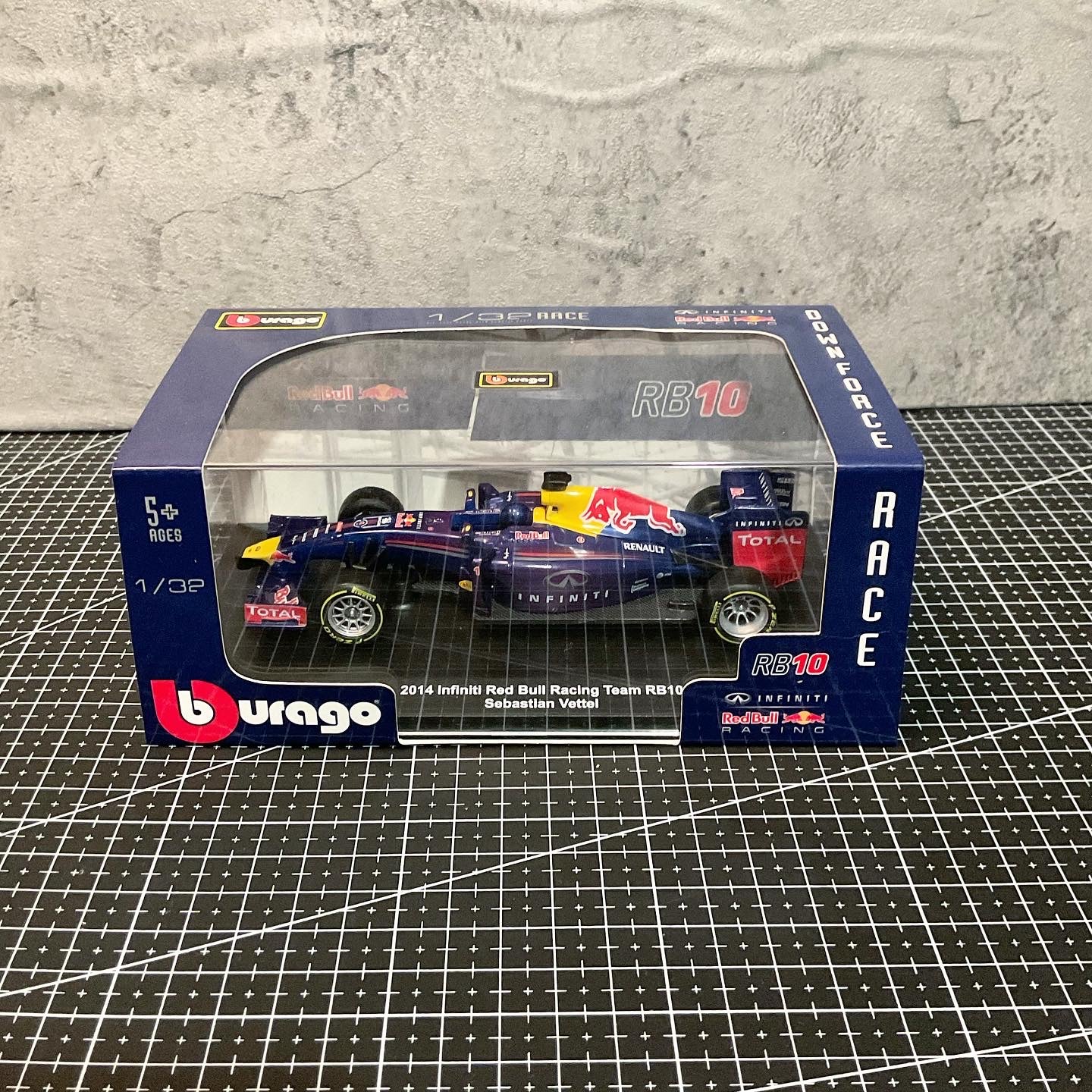 Red Bull Racing - RB10 (2014) 1:32 with Driver’s Helmet | Showcase